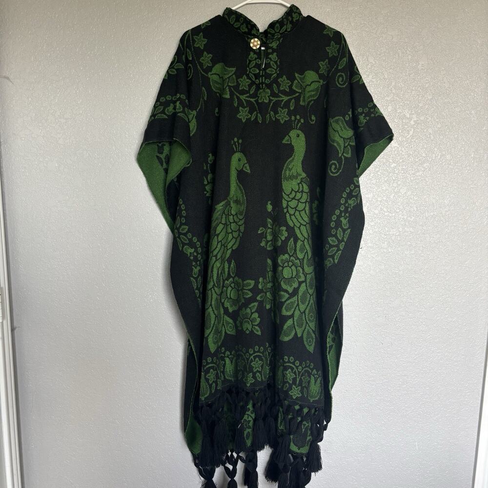 Artesanía San Marín Handmade Green/Black Peacock Print Poncho